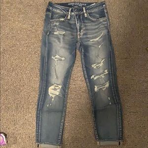 Super cute American eagle womens distressed cropped jeans size 6.